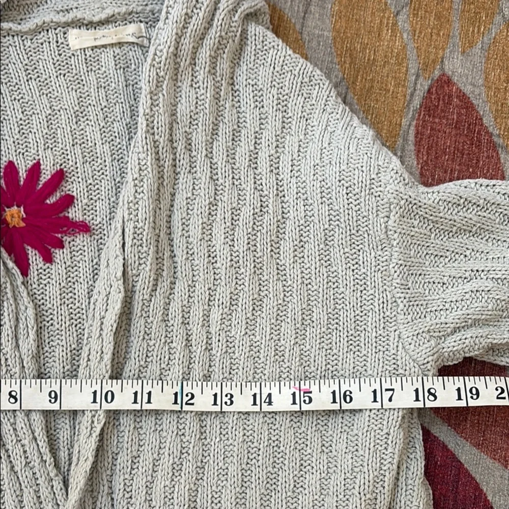 Natural Life Gray Cream Sweater with Floral Smile Design XS//S - Picture 7 of 8
